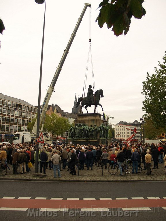 Reiterdenkmal kehrt zurueck auf dem Heumarkt P60.JPG